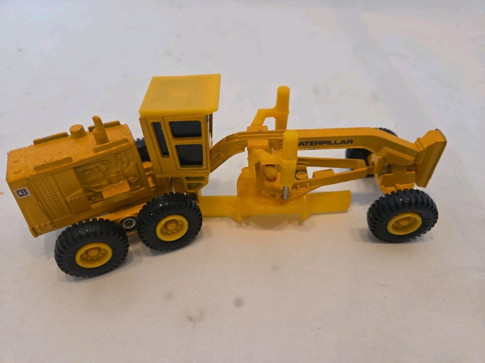 Vintage Ertl Mighty Movers Caterpillar Road Grader 6&Prime; Die-Cast Pre-owned