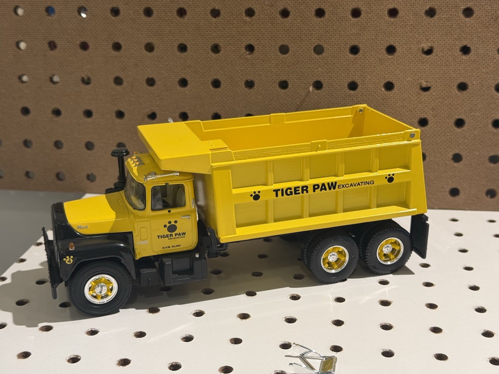 1st First Gear 1/34 Mack R Model Dump Truck Tiger Paw 19-2394