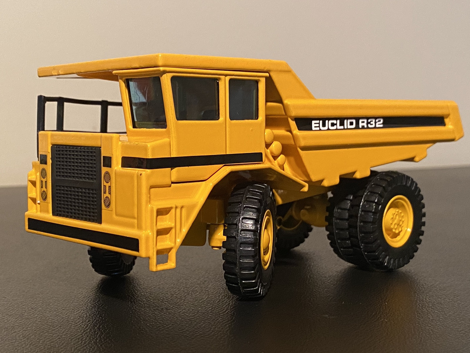 JOAL 1:50 die-cast #228 Euclid R32 Rigid Mine Dump Truck NEW condition!