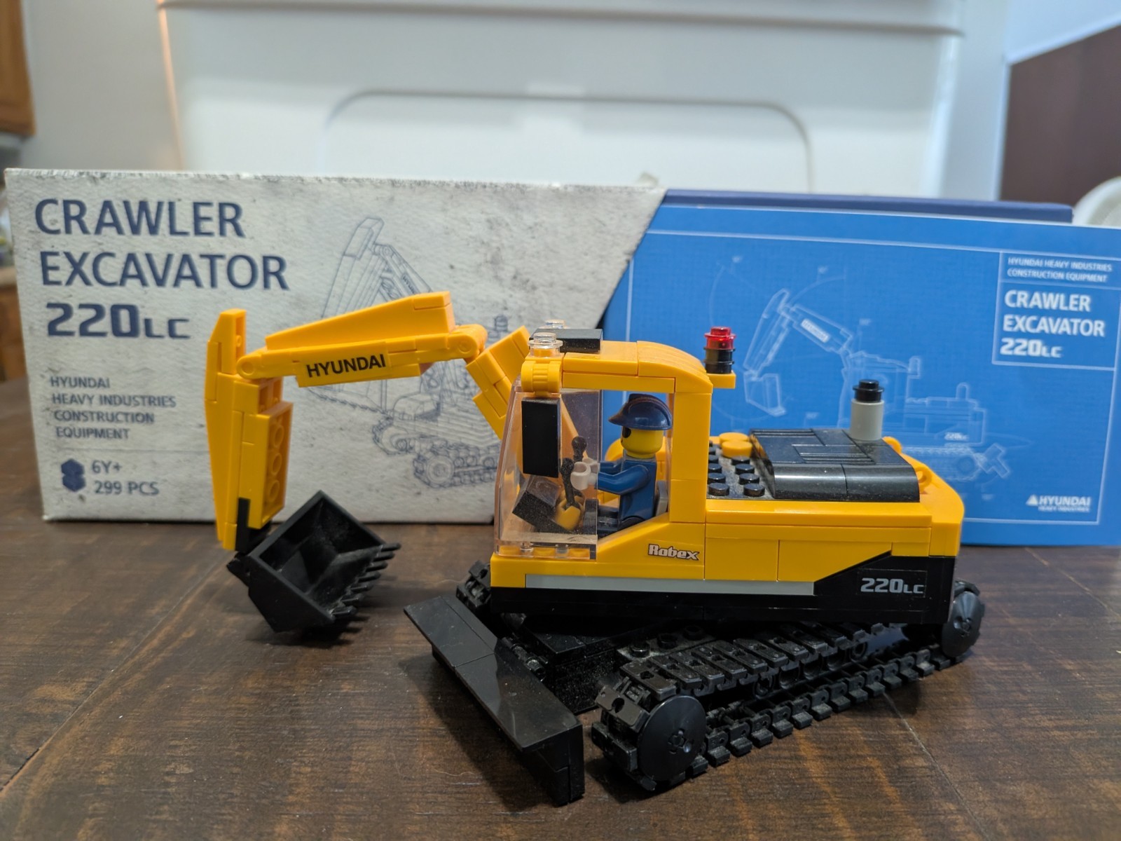 Hyundai 220LC Crawler Excavator 1/40 scale Lego set Slightly Used