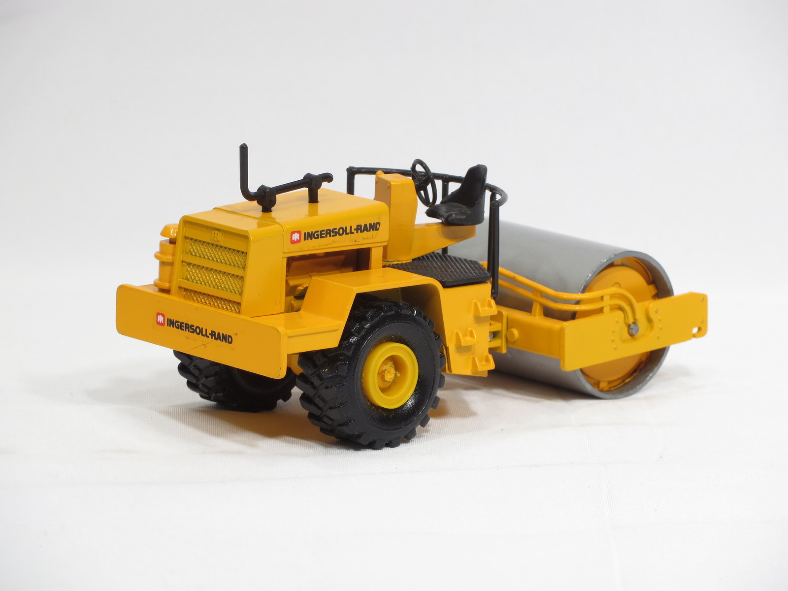 Ingersoll Rand SP60DD Roller – 1/50 – NZG #157 – N.MIB