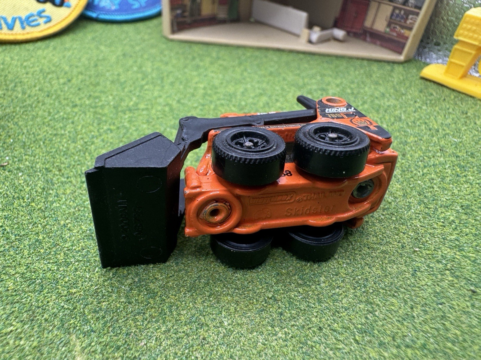 2009 Matchbox Skidster Orange KING J Bucket Construction Skid CAT Black