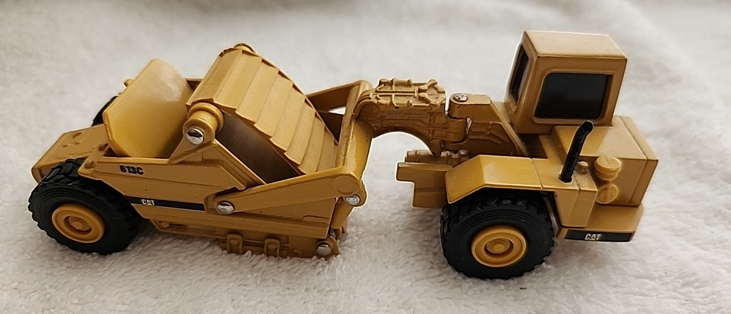 Caterpillar Cat 613G Elevating Scraper – 1:50 Scale Model #2777GX