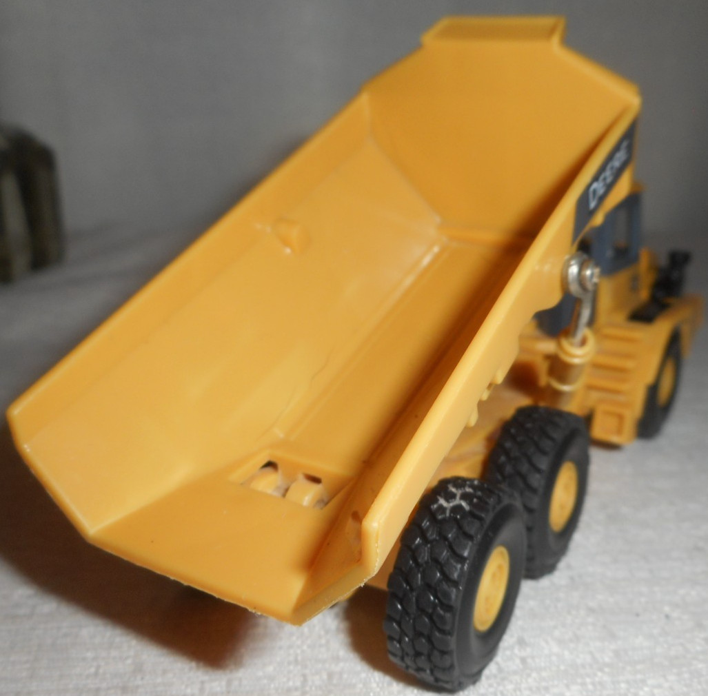 ERTL John Deere Articulated Dump Truck 5.5&Prime; Long 1/64 Scale Diecast Plastic READ