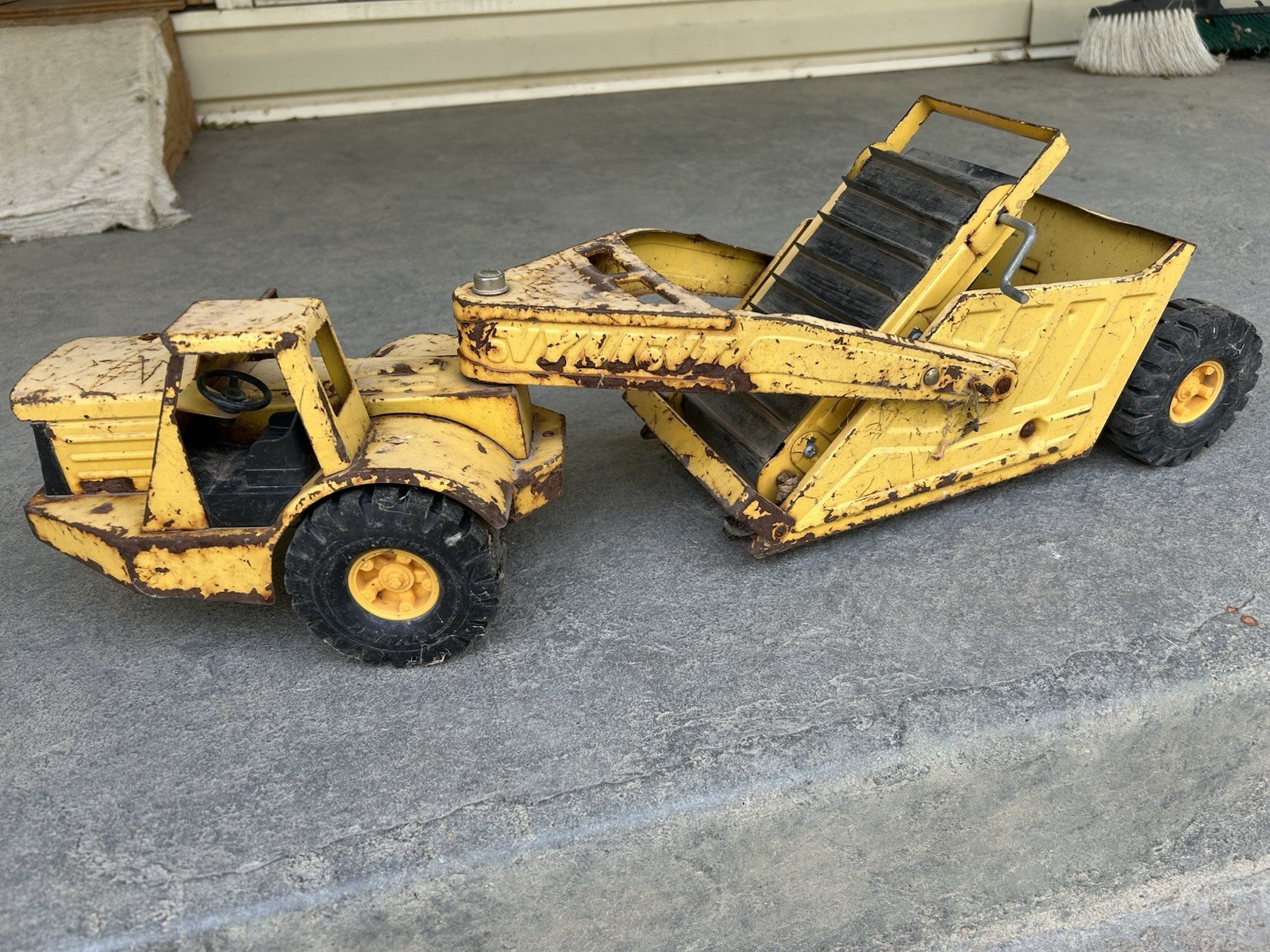 Vintage Nylint Adams Traveloader – Rare Large Pressed Steel Conveyor Truck Toy