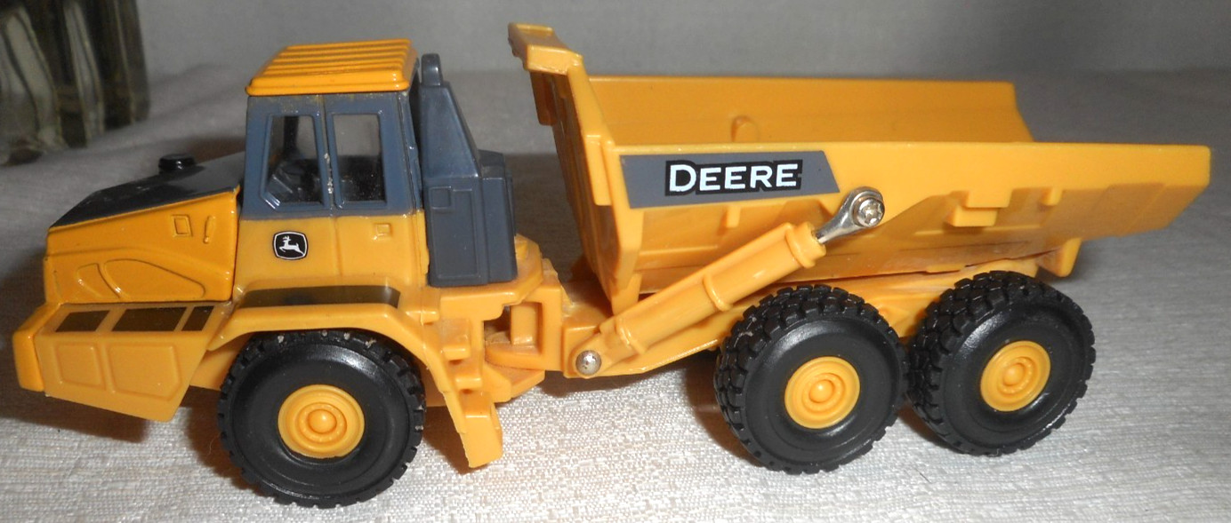 ERTL John Deere Articulated Dump Truck 5.5&Prime; Long 1/64 Scale Diecast Plastic READ