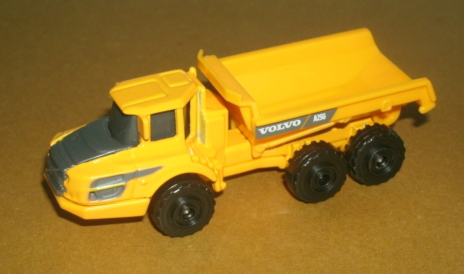 1/150 Scale Volvo A25G Articulated Hauler Dump Truck Plastic Toy (3&Prime;) Maisto