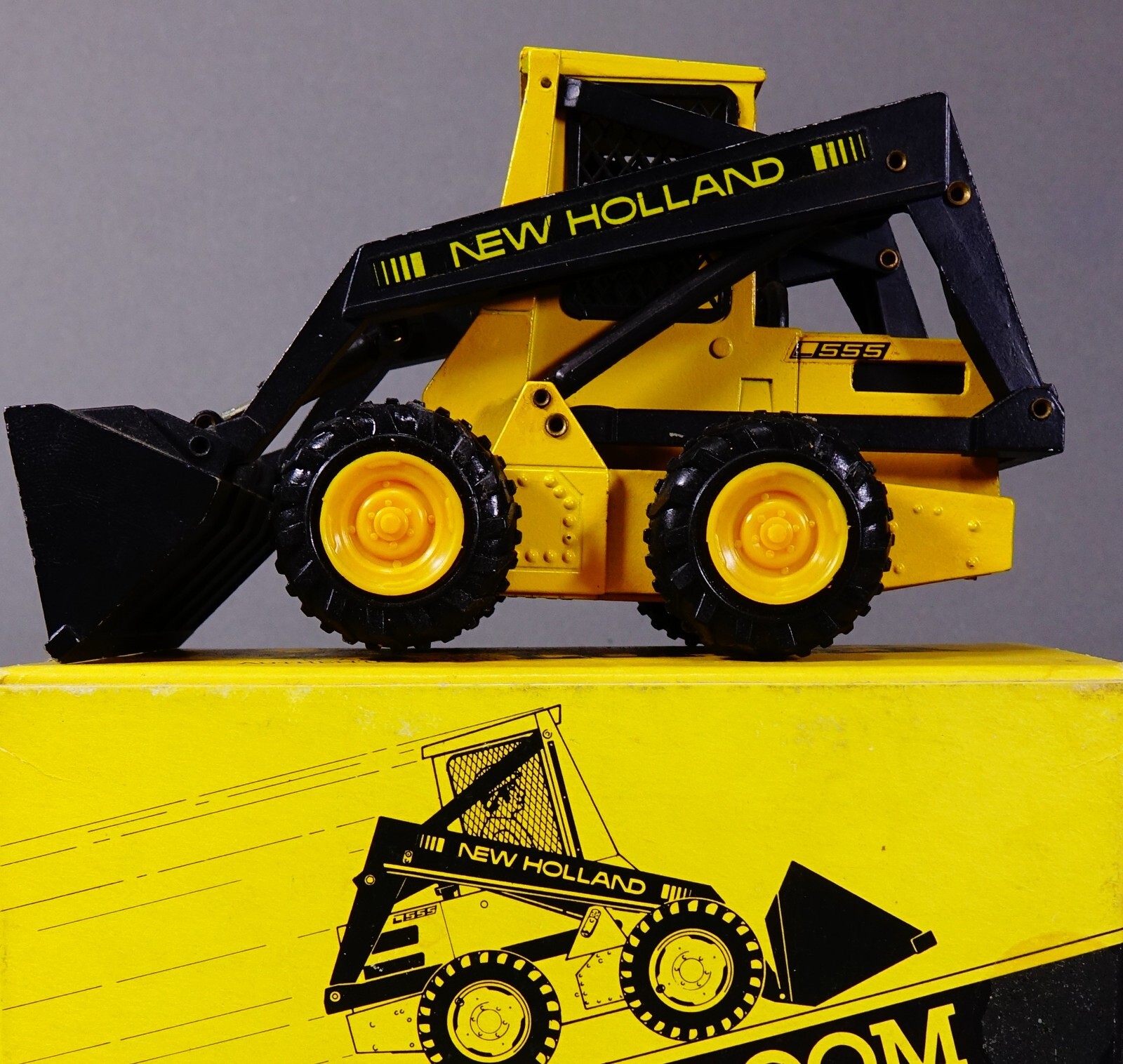 New Holland L-555 Super Boom Loader NZG 1/25 scale Sperry West Germany