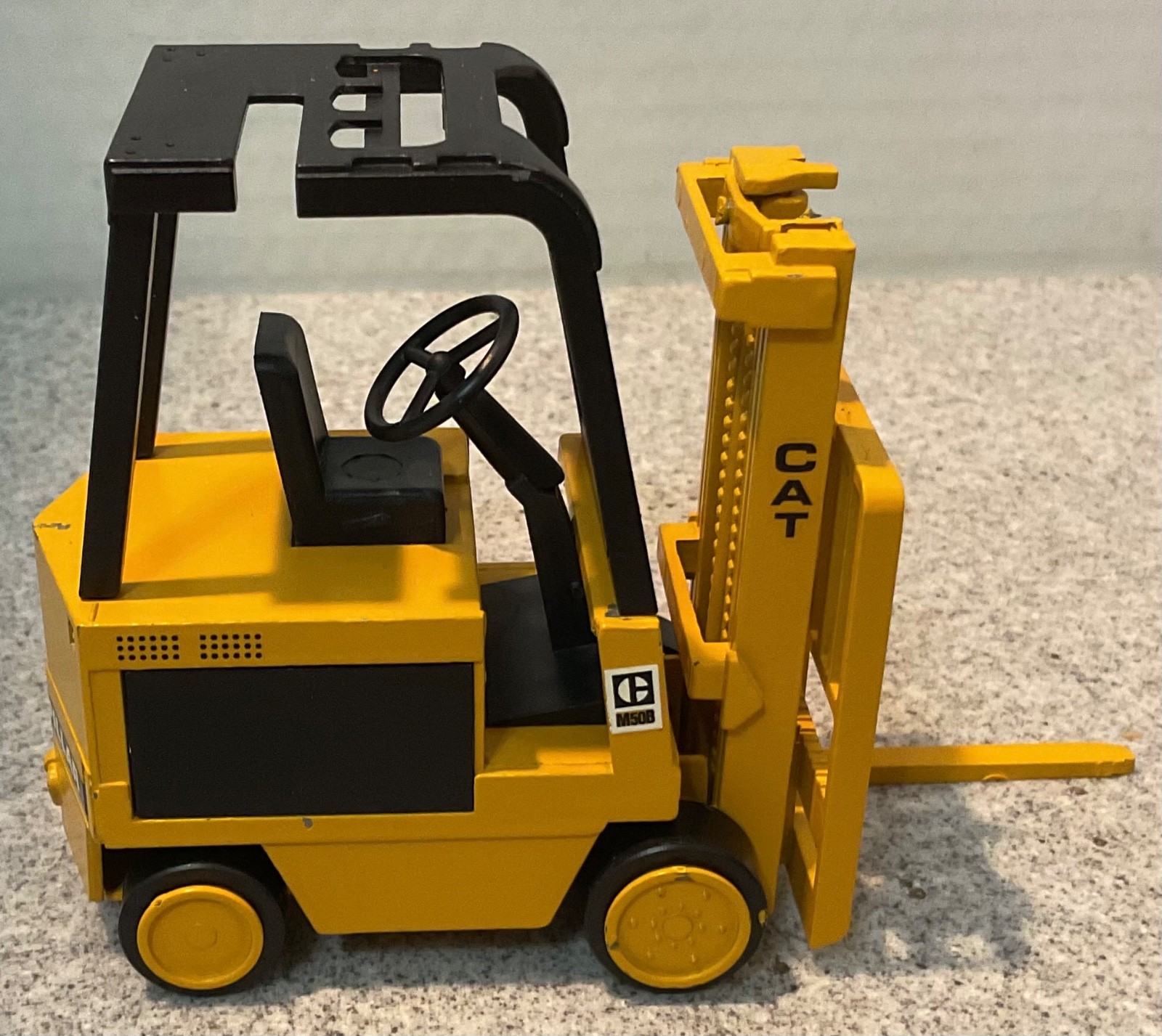 NZG 225 CATERPILLAR M50B FORK LIFT TRUCK 1:25 SCALE