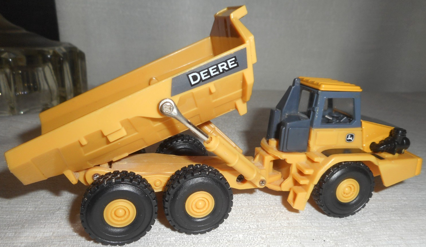ERTL John Deere Articulated Dump Truck 5.5&Prime; Long 1/64 Scale Diecast Plastic READ