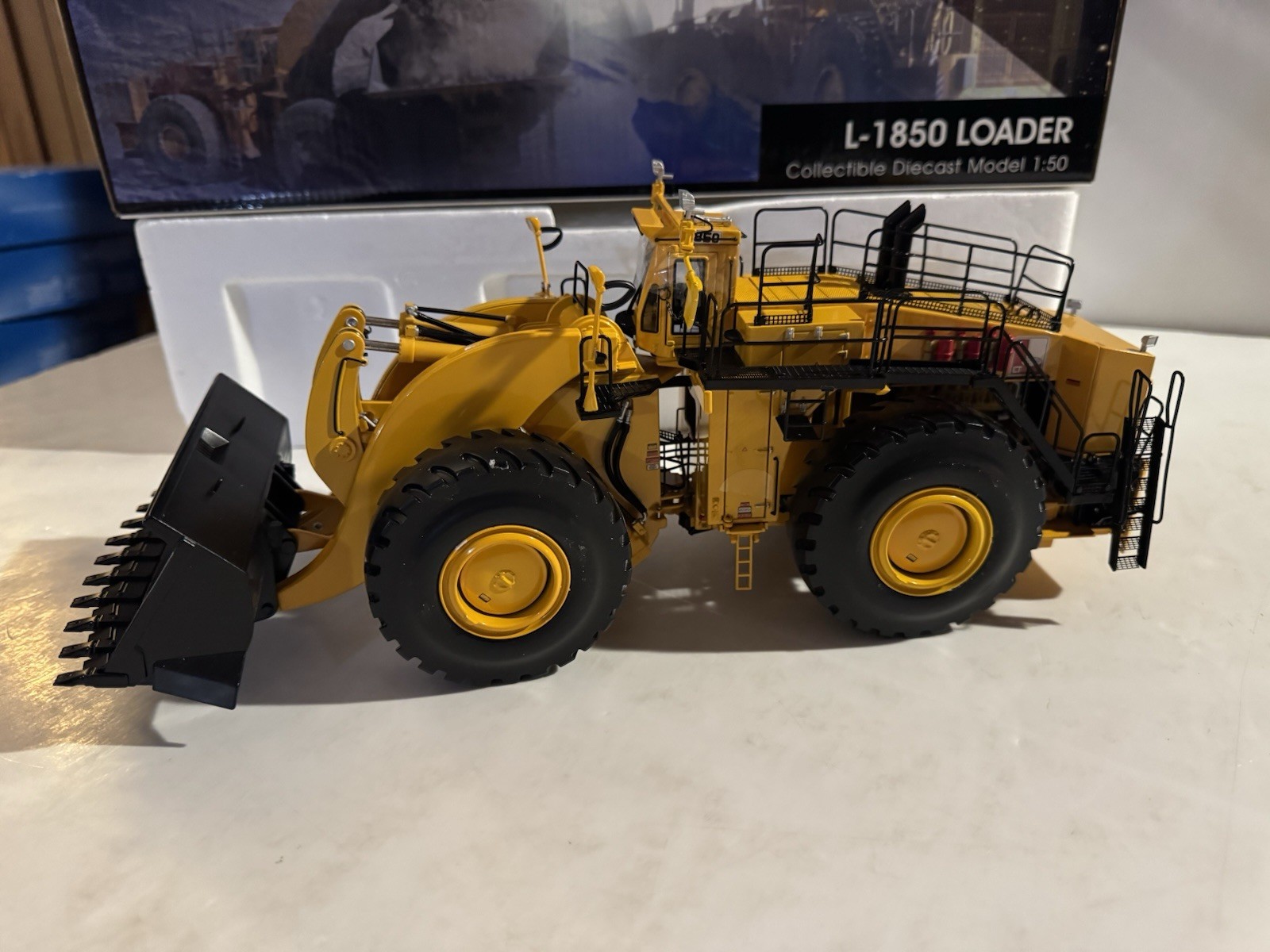 TWH 1:50 Scale Model 082-Y Letourneau L-1850 Wheel Loader – Yellow w/ Box