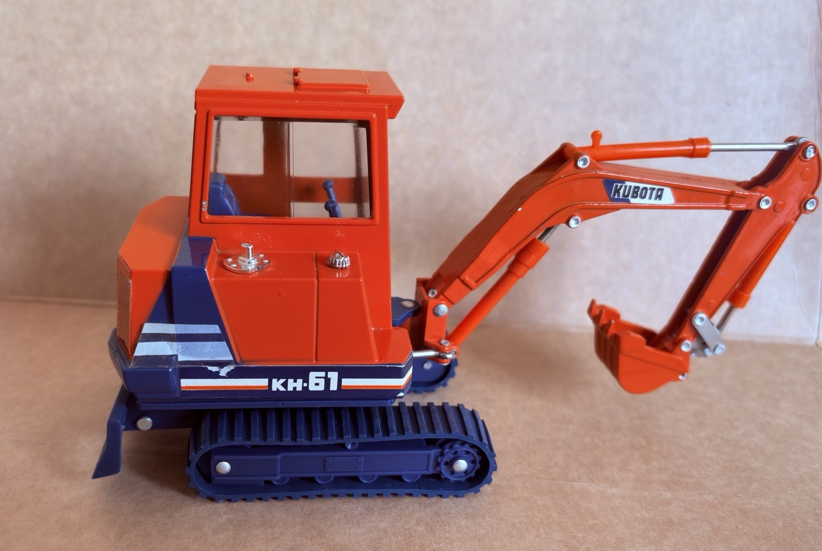 Kubota KH-61 Compact Excavator – Diapet 1:30 Scale Diecast Model #1742