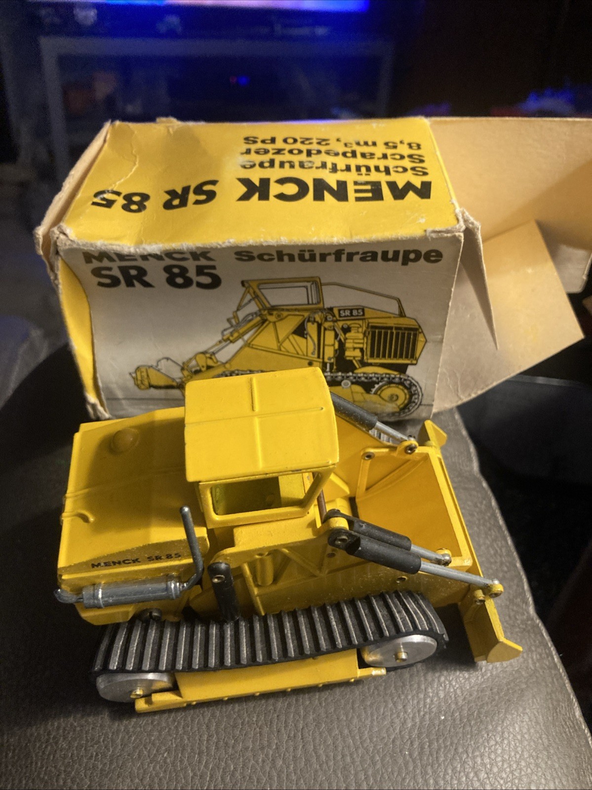 Menck SR85 Scraper Dozer – NZG 1:50 Scale Diecast Model #111 from 1969
