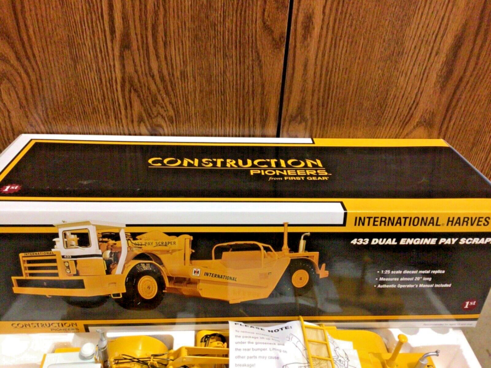 1:25 International Harvester 433 Dual Engine Pay Scraper First Gear NIB #70-0180