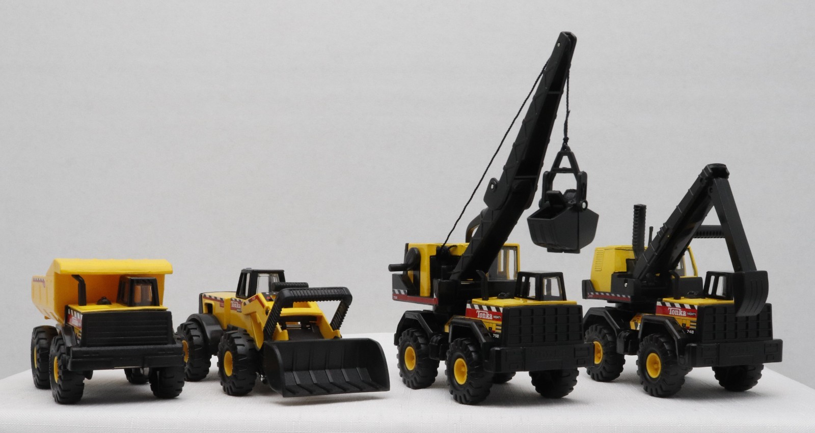 New Maisto 1:64 Heavy Equipment Vehicles: Crane, Bulldozer, Backhoe & Dump Truck