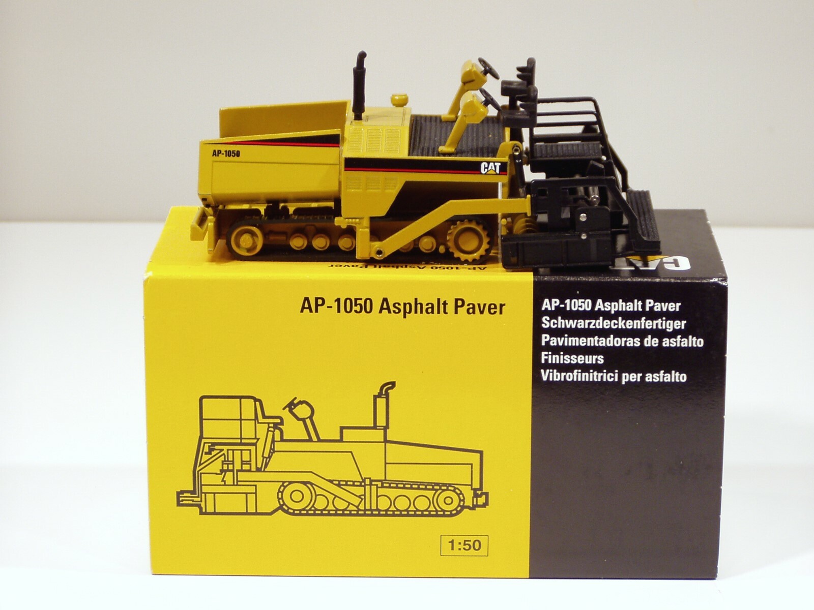Caterpillar AP1050 Paver – « LAUNCH EDITION » – 1/50 – NZG #388 – MIB