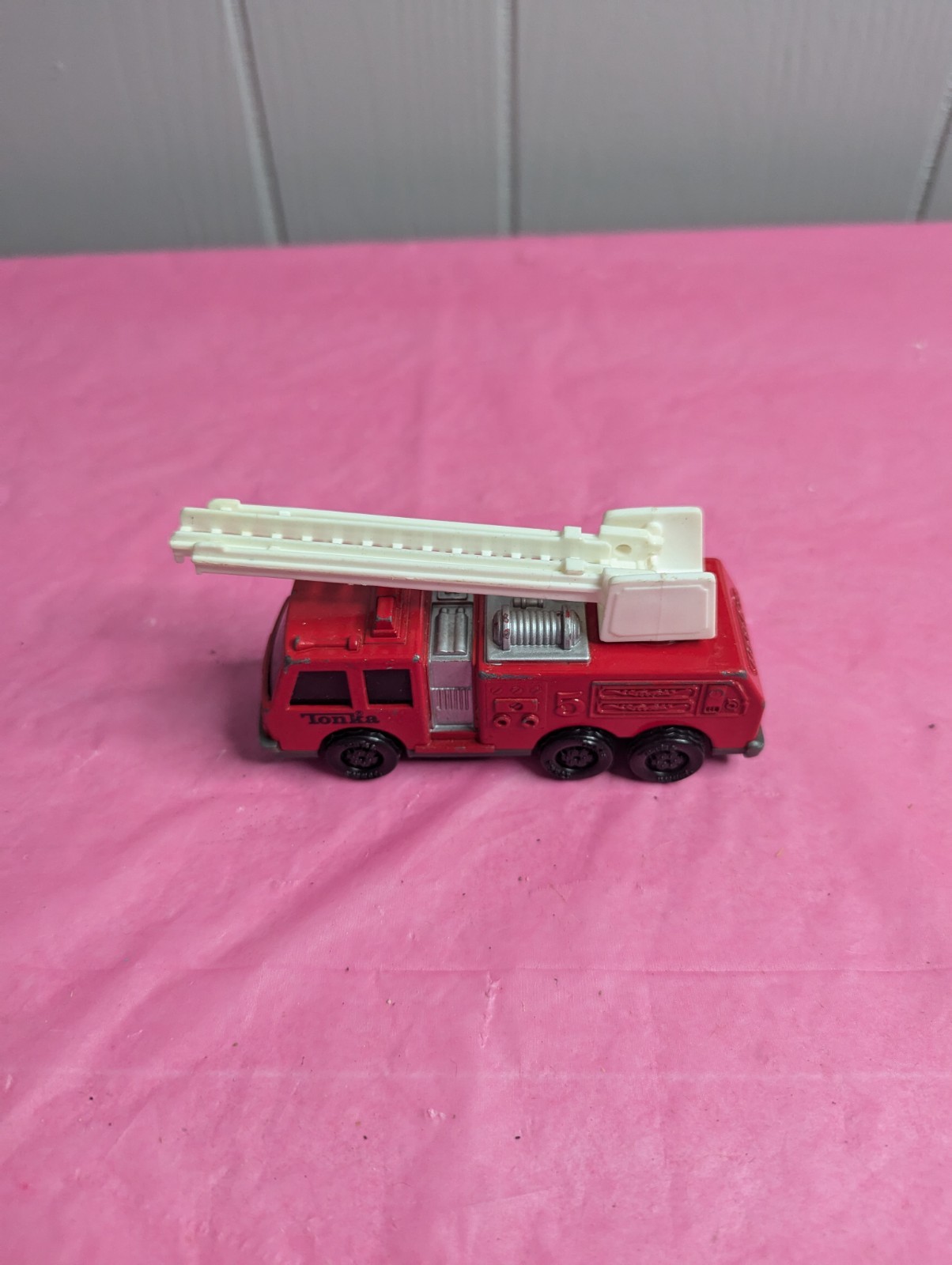 1990&rsquo;s Tonka Die Cast number 5 Fire engine truck with extending ladder toy 4&Prime;
