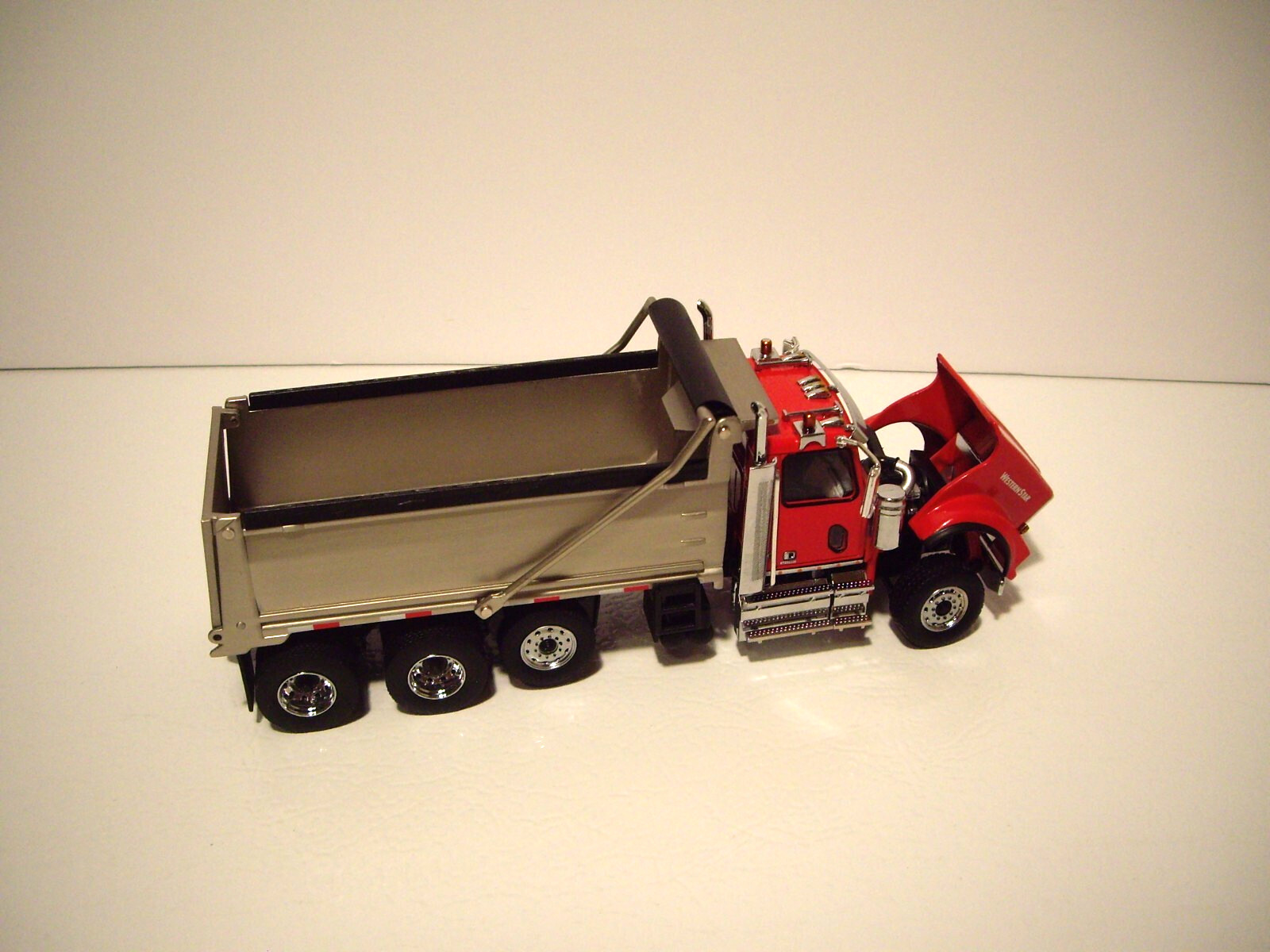 DIECAST MASTER 1/50 RED CAB WESTERN STAR 4900 SF TRI-AXLE DUMP TRUCK FIRST GEAR