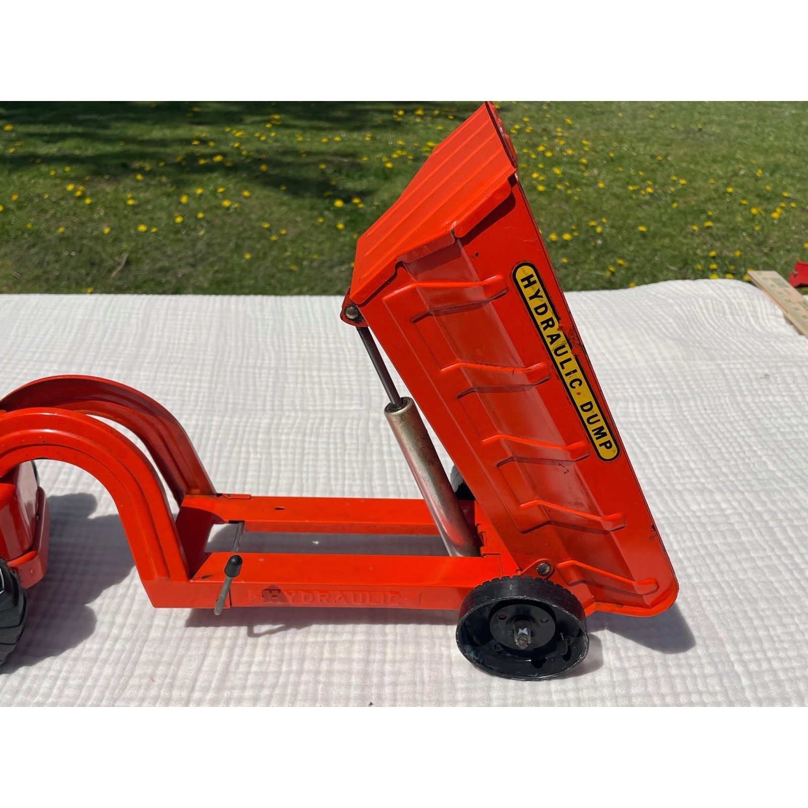 1959 – 1962 NYLINT #4600 Hydraulic Dumper Toy Hydraulic Dump Piston Works