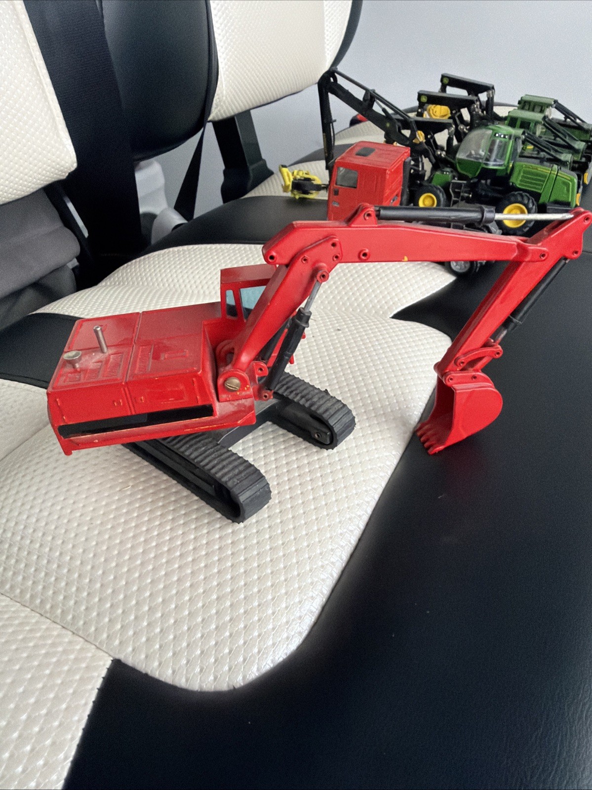 JOAL COMPACT CAT C-225 HYDRAULIC EXCAVATOR 1:70 SCALE – CUSTOM PAINTED RED
