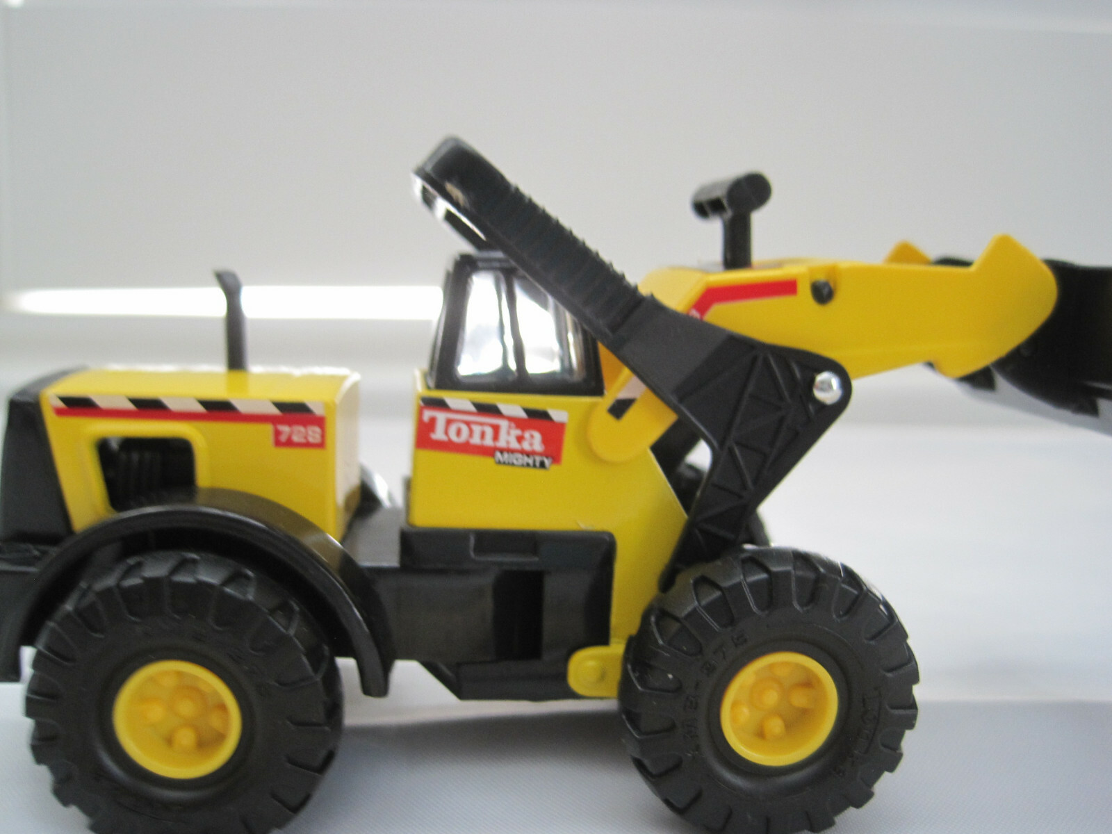 Maisto 1998 Hasbro Diecast Metal and Plastic Mighty Tonka 728 Front Loader 5.5&Prime;