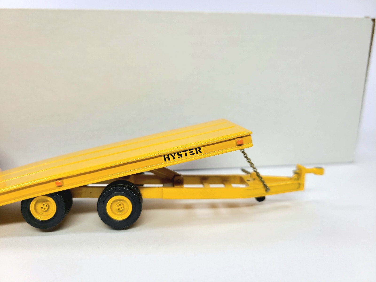 Hyster Tag Tilt Trailer – Yellow – ASAM Smith 1:48 Scale Diecast Model