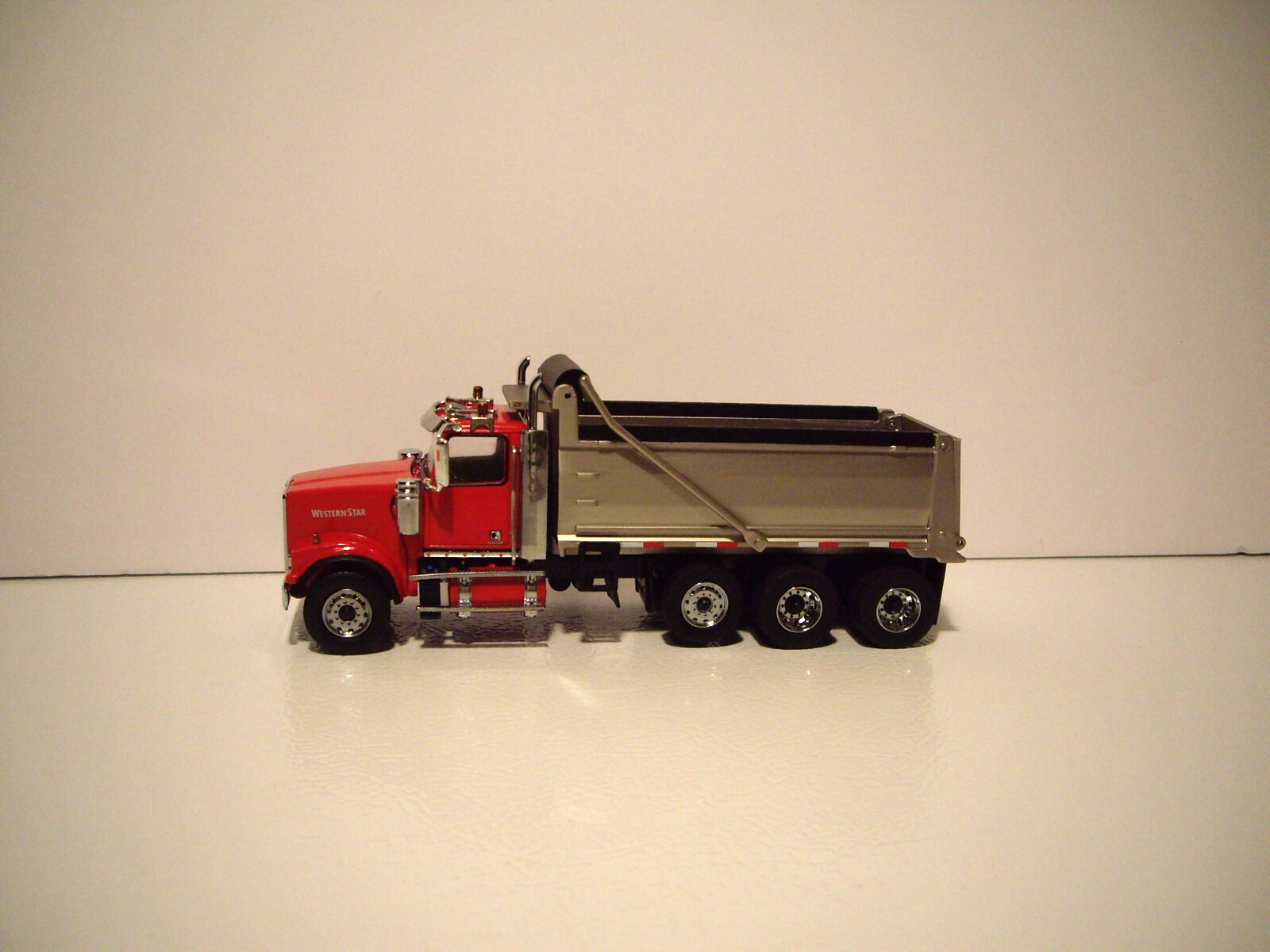 DIECAST MASTER 1/50 RED CAB WESTERN STAR 4900 SF TRI-AXLE DUMP TRUCK FIRST GEAR