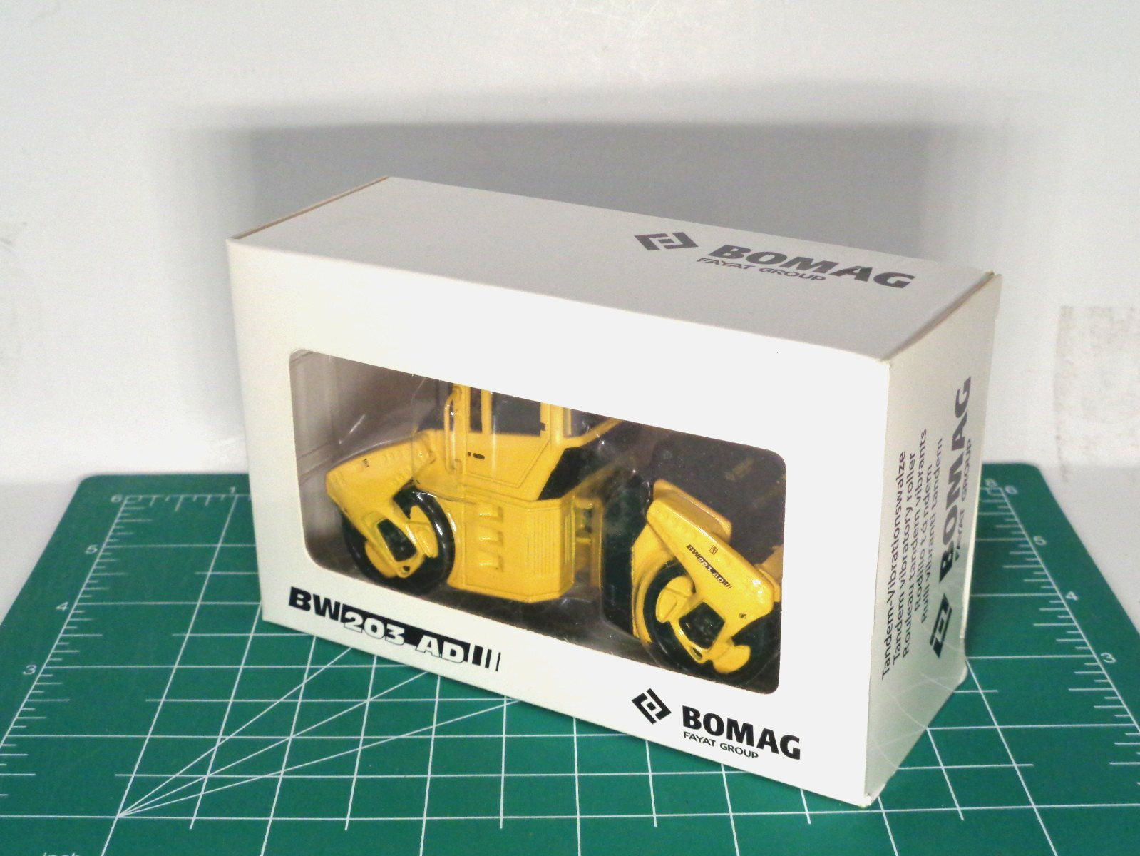1/50 Diecast BOMAG BW 203 AD Vibratory Asphalt Compactor Road Roller.