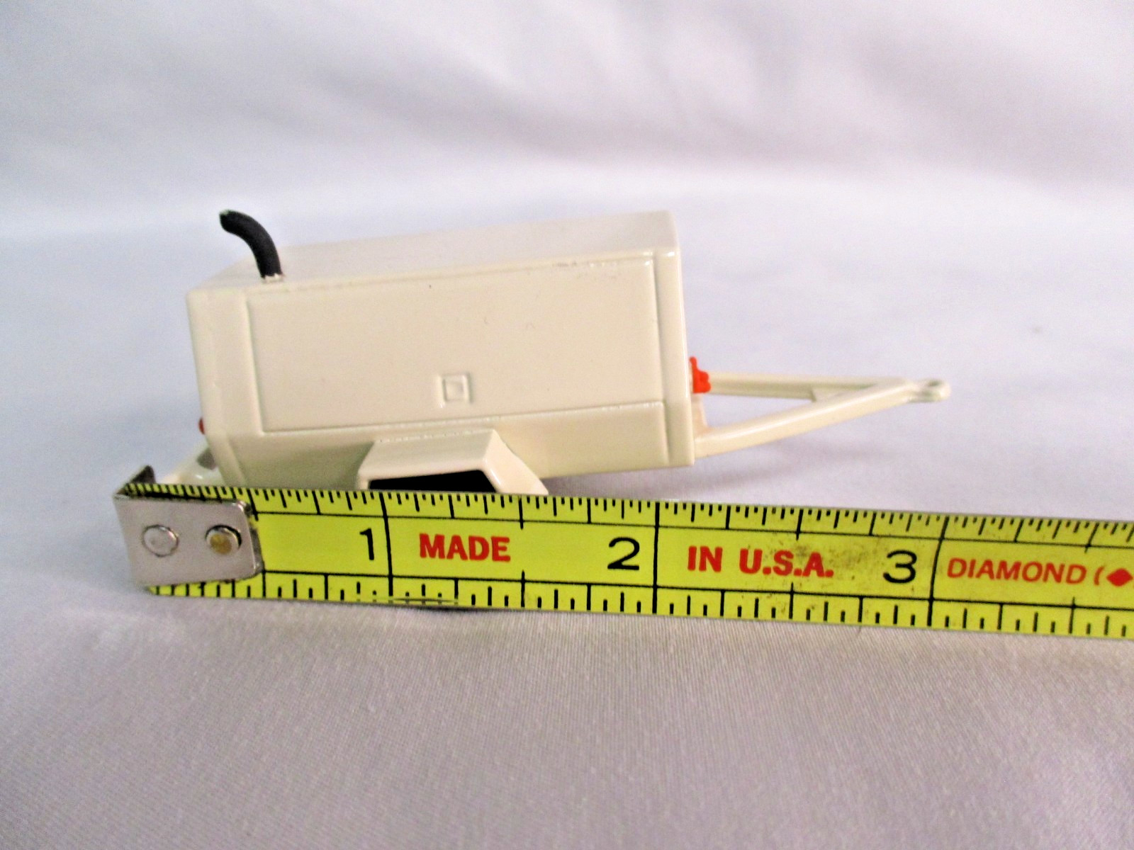 }MBM Model Portable Tow Air Compressor – white – 3D 1/48-1/50 scale (031-W)