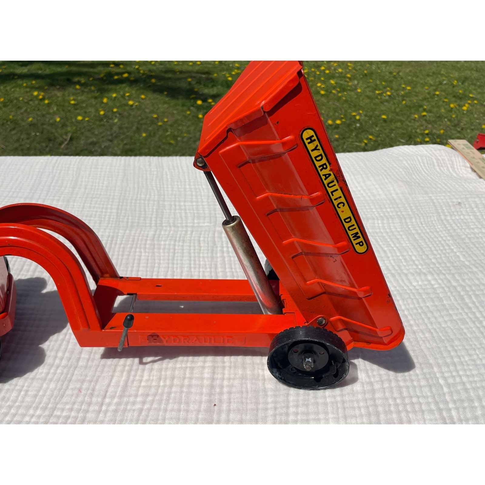1959 – 1962 NYLINT #4600 Hydraulic Dumper Toy Hydraulic Dump Piston Works
