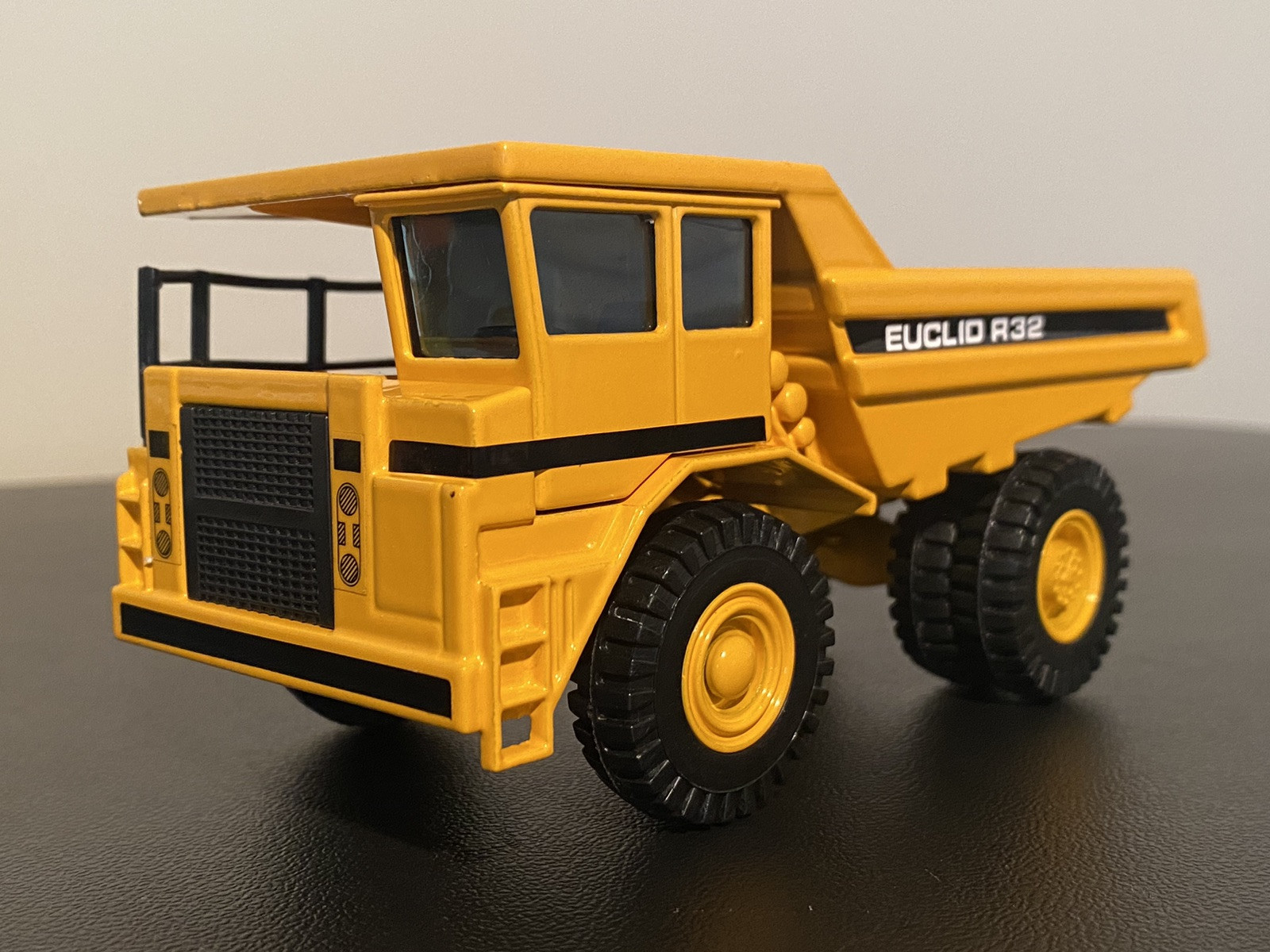 JOAL 1:50 die-cast #228 Euclid R32 Rigid Mine Dump Truck NEW condition!