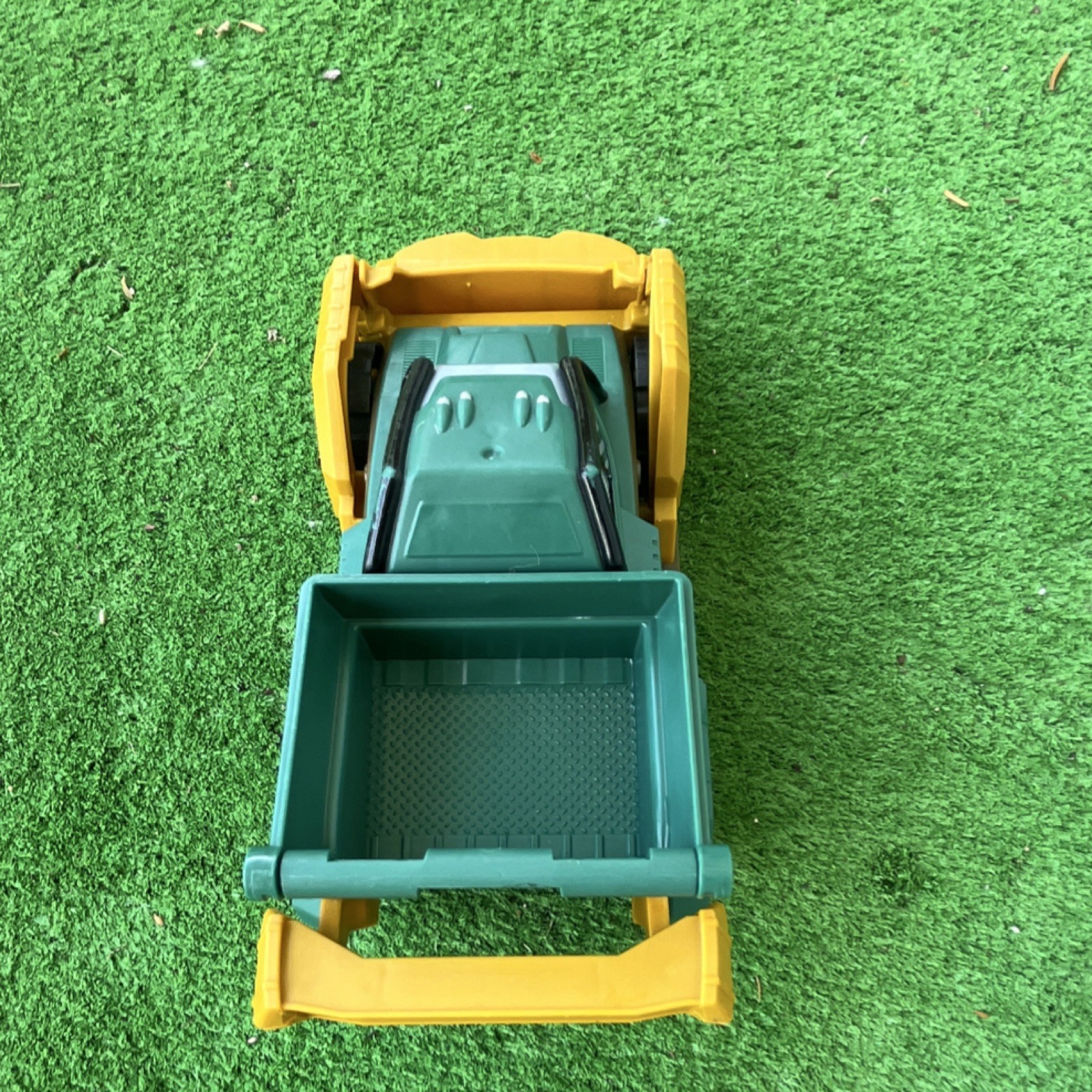 Matchbox DMLS5 Plastic Dump Truck Toy Green Yellow 2015 Construction Vehicle