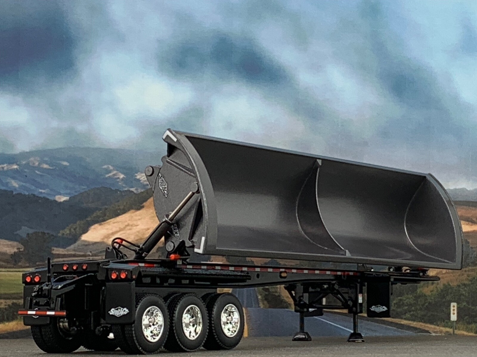 1/64 DCP GUN METAL GRAY/BLACK SMITHCO TRI-AXLE SIDE DUMP TRAILER