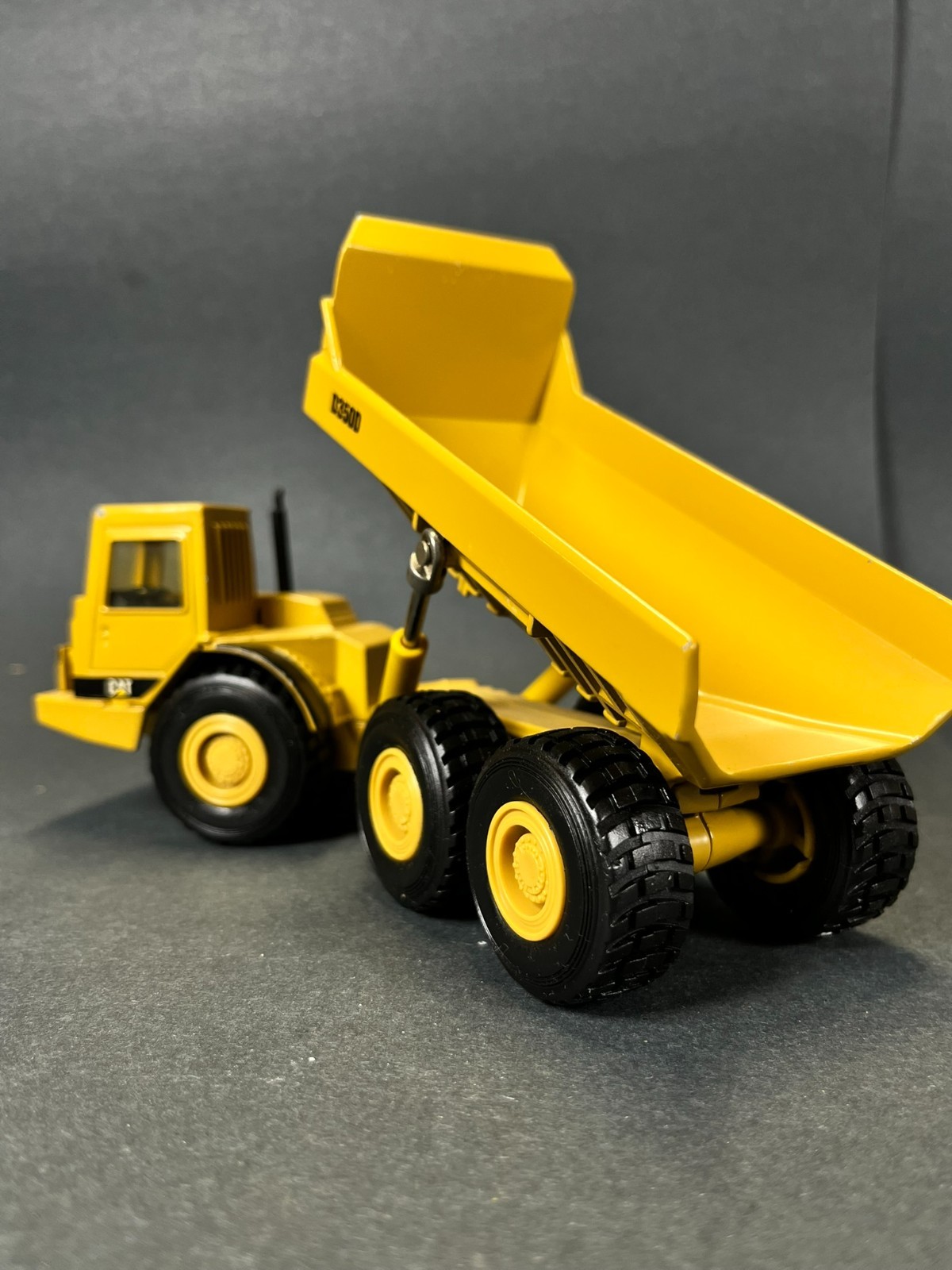 Norscot CAT D350D Articulated Truck 1:50 Die-Cast #55700 Caterpillar 1998 NIB