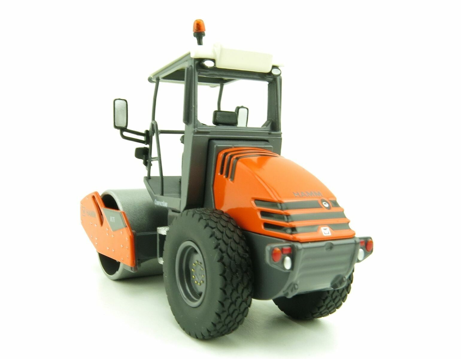 Hamm H7i Smooth Roller Compactor with ROPS – NZG 1:50 Scale Model #9482 New
