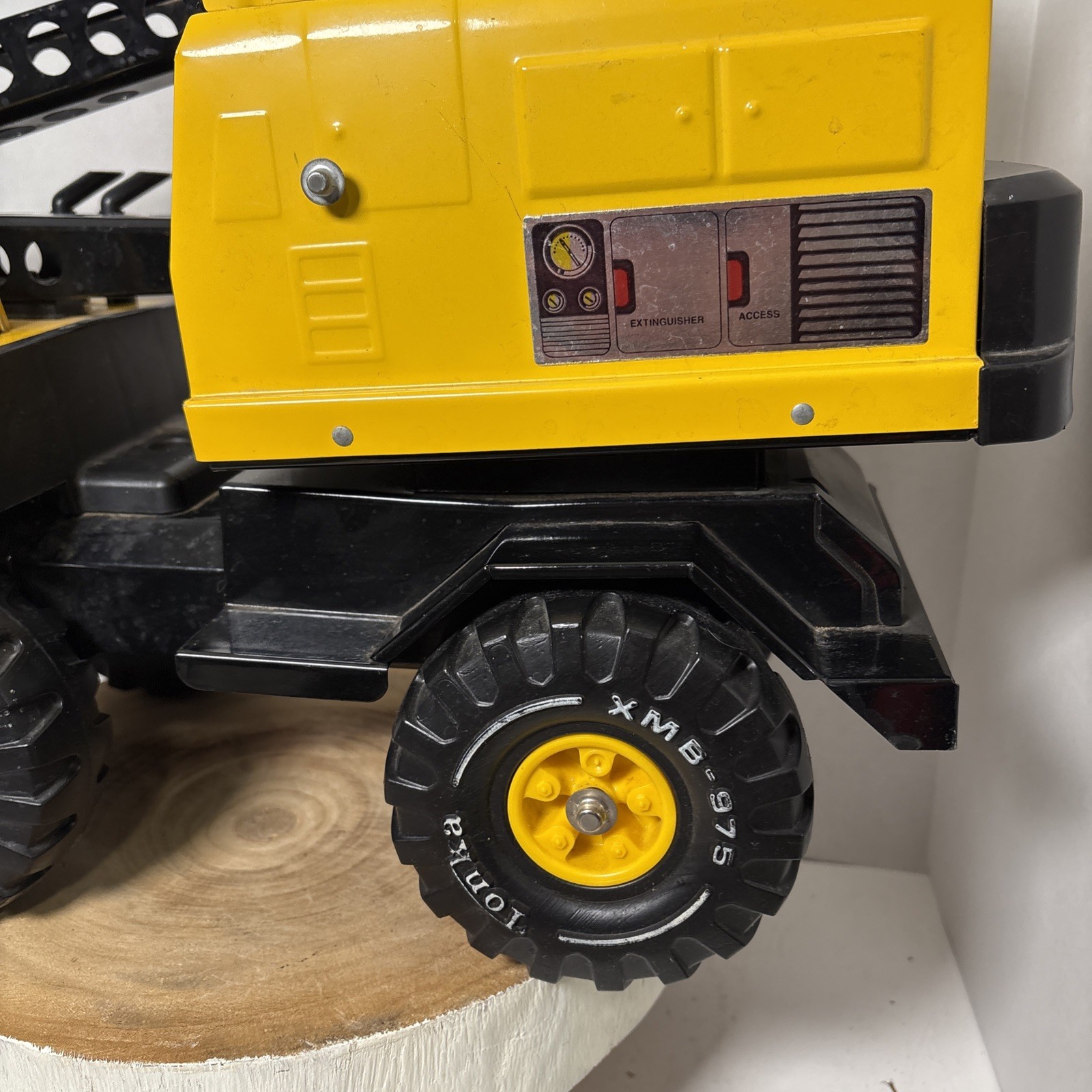 Vintage Die Cast Tonka Turbo Diesel XMB 975 Clam Bucket Crane Truck (No Bucket)