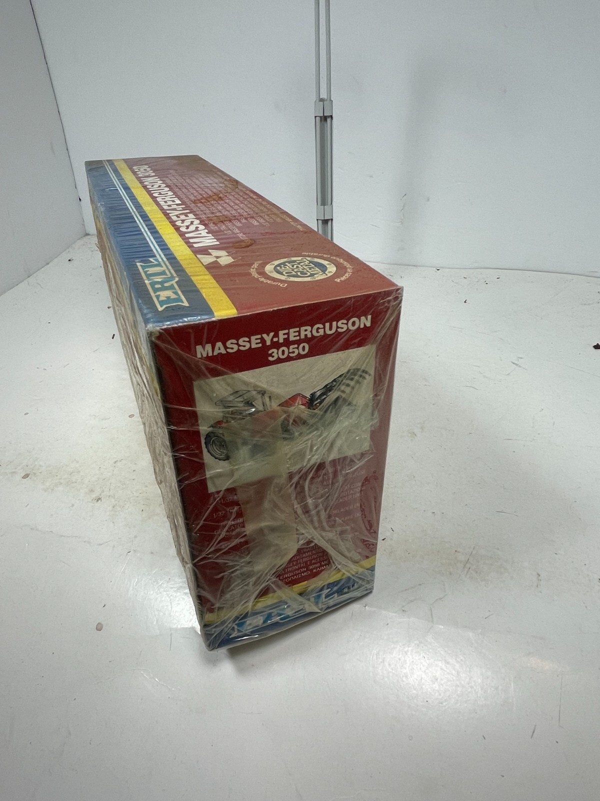 ERTL Massey Ferguson 3050 Diecast Tractor 1/32 Figure Mint in Box