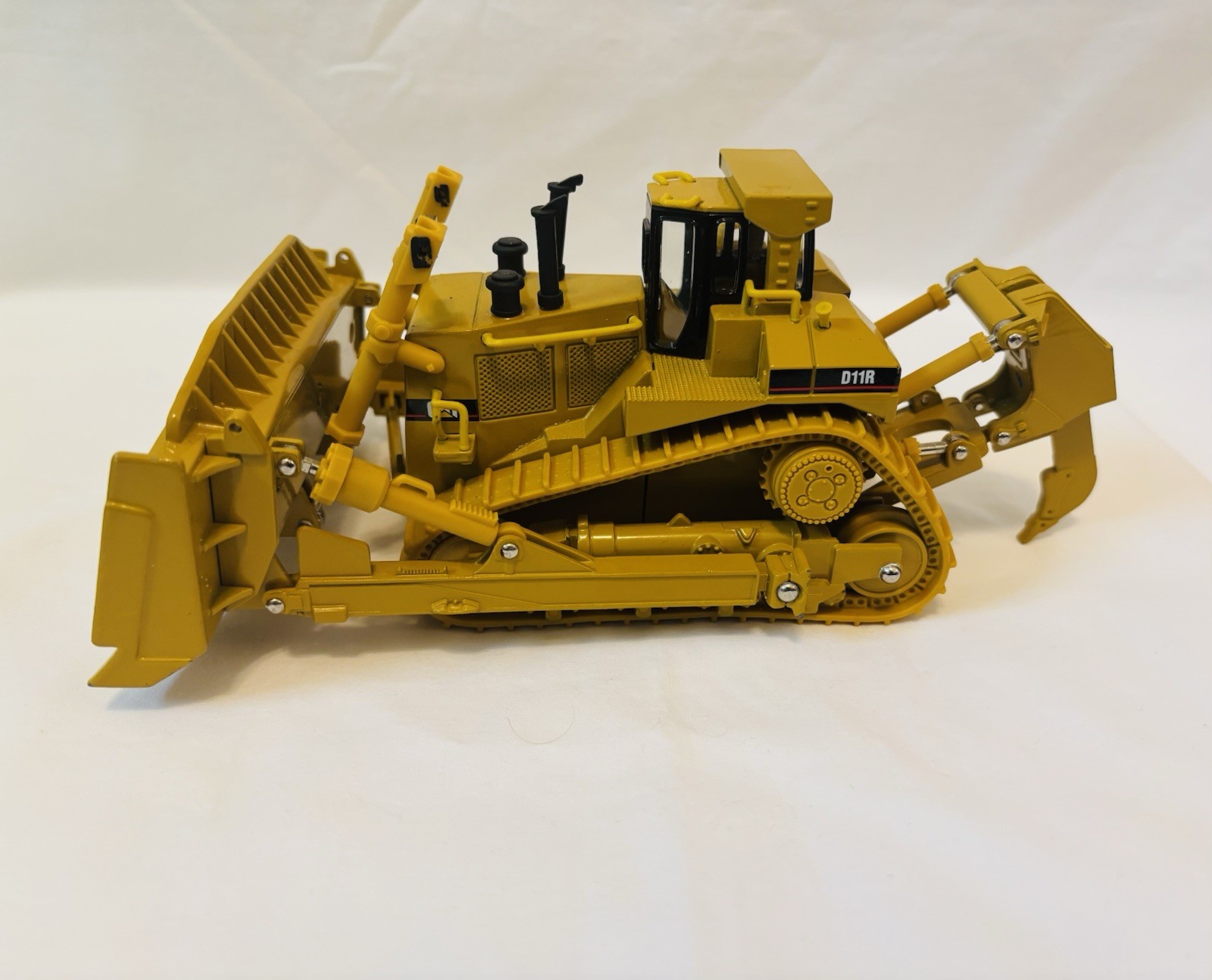 Caterpillar D11R Tracked Dozer Bulldozer Diecast Model Yellow/Black