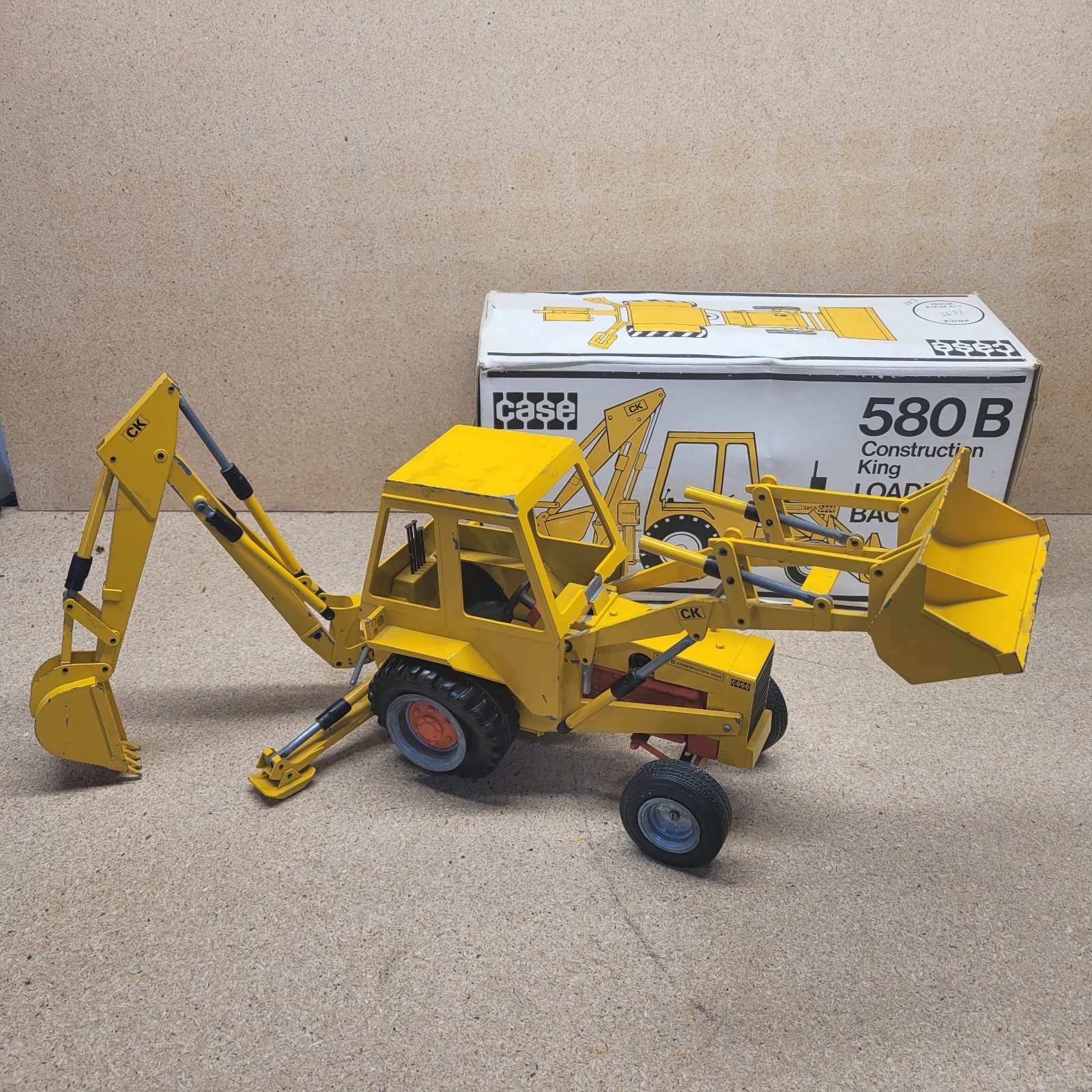 VTG Case 580B Construction King « Red Belly » Backhoe 1/16 – Gescha – W. Germany