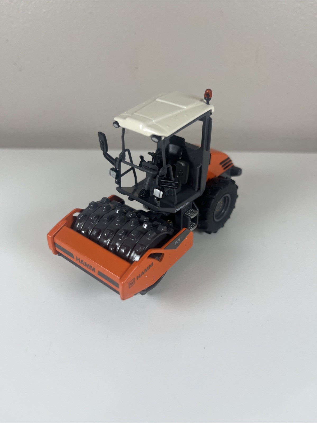 Hamm H7i Padded Roller Compactor with Cab – NZG 1:50 Scale Model C30