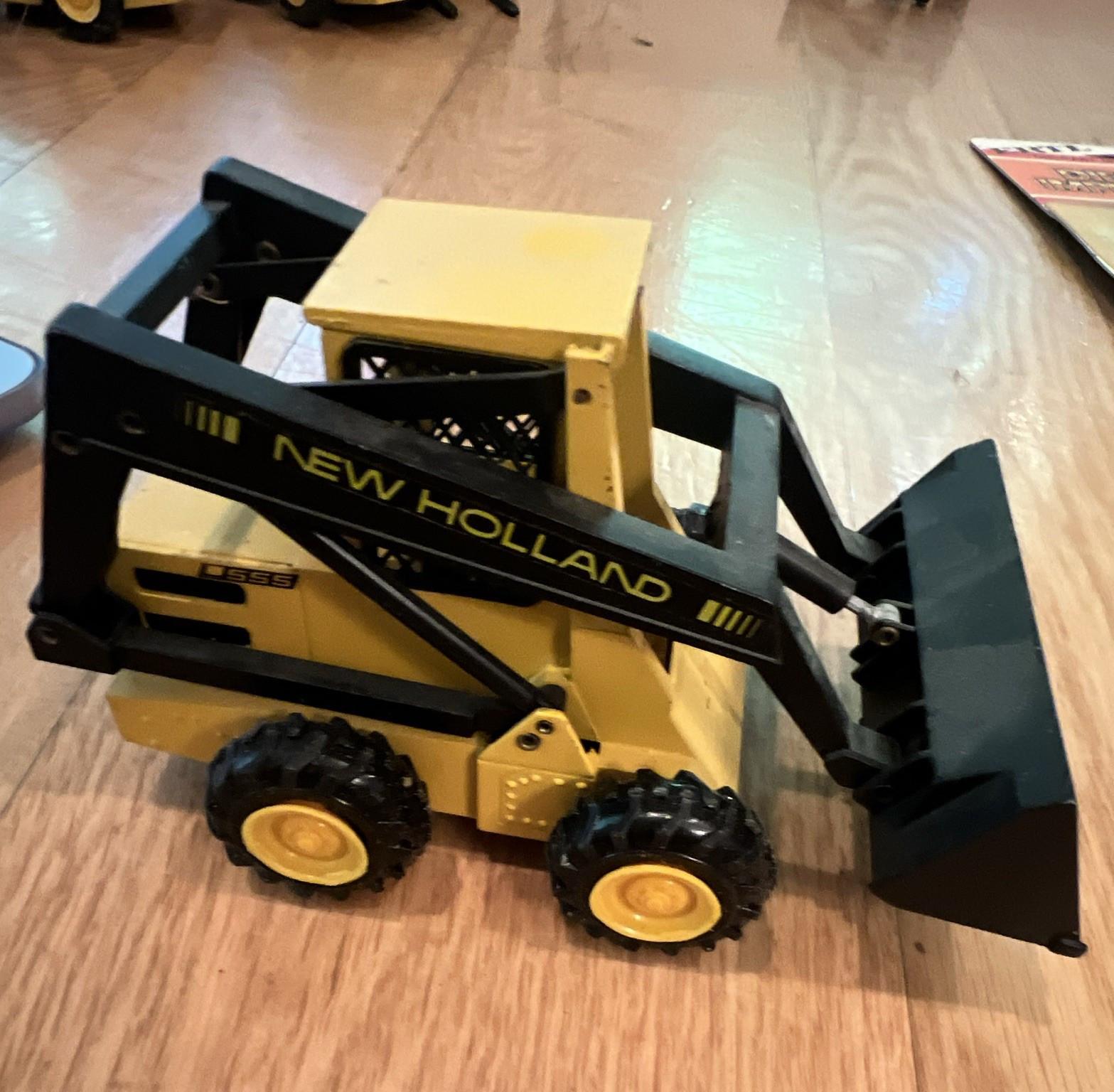 New Holland LS55 Skid Steer Loader Diecast w/ Front Bucket Yellow/Black
