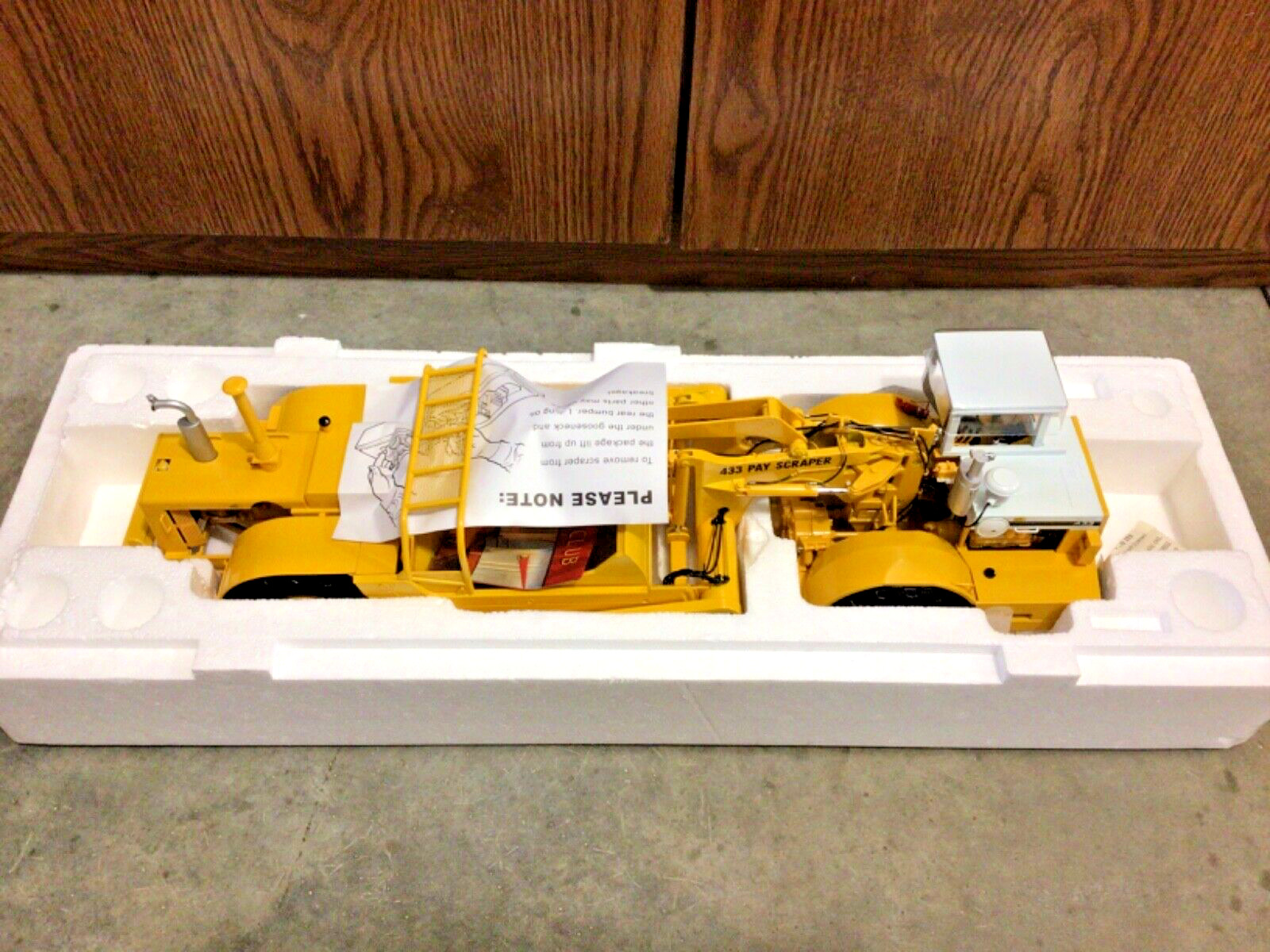 1:25 International Harvester 433 Dual Engine Pay Scraper First Gear NIB #70-0180