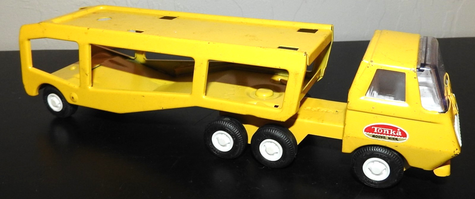 Vintage 1970&rsquo;s 9.5&Prime; TONKA Pressed Steel Car Transport Yellow Complete CLEAN!