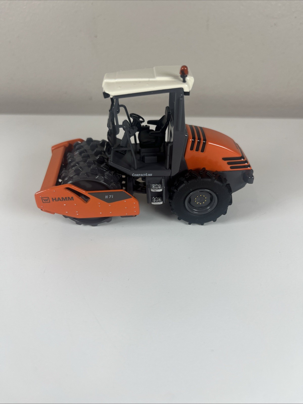 Hamm H7i Padded Roller Compactor with Cab – NZG 1:50 Scale Model C30