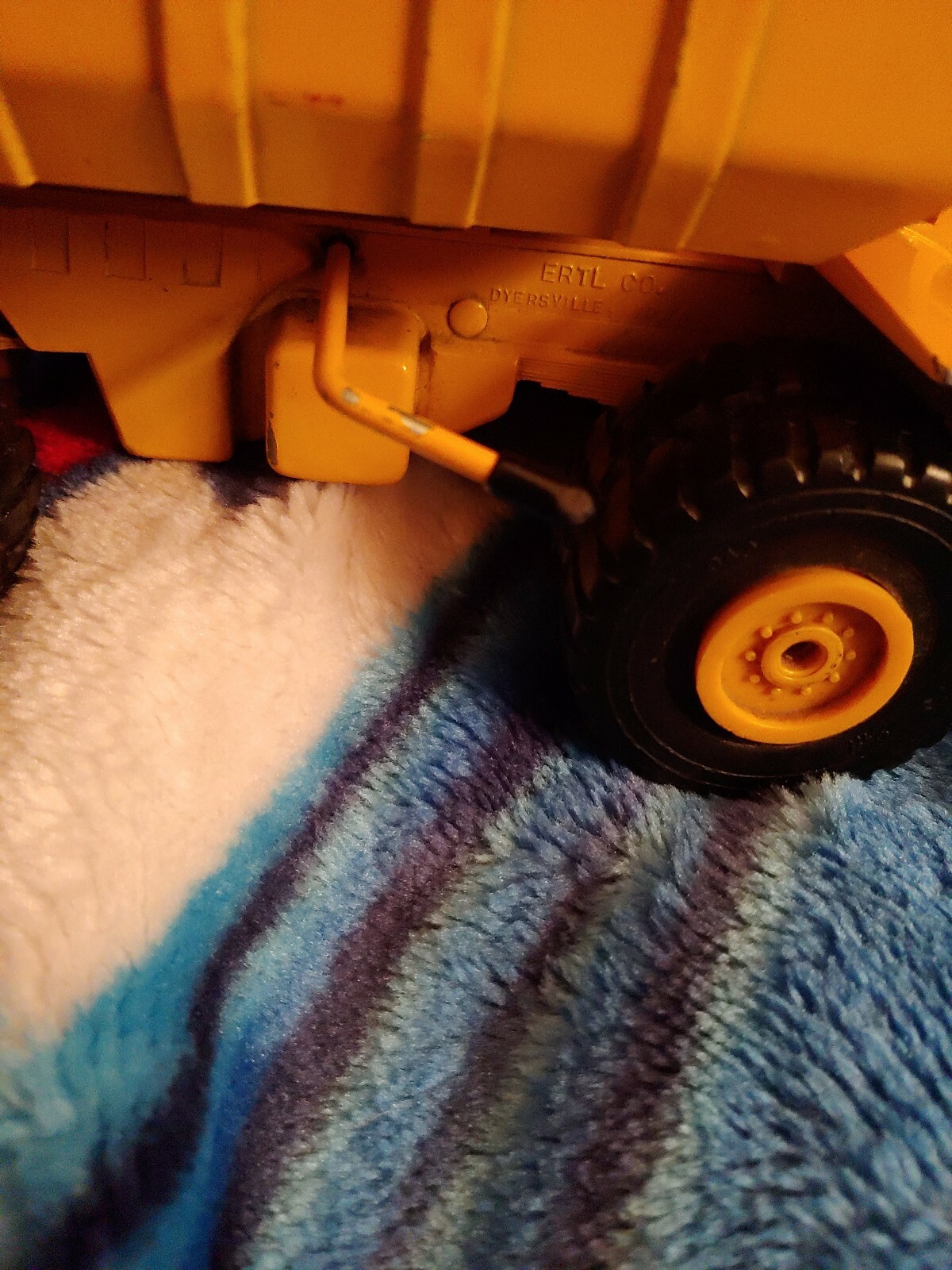 PAY HAULER INTERNATIONAL HARVESTER 11&Prime; IN LENGTH, SUN YELLOW, MANUAL DUMP LEVER
