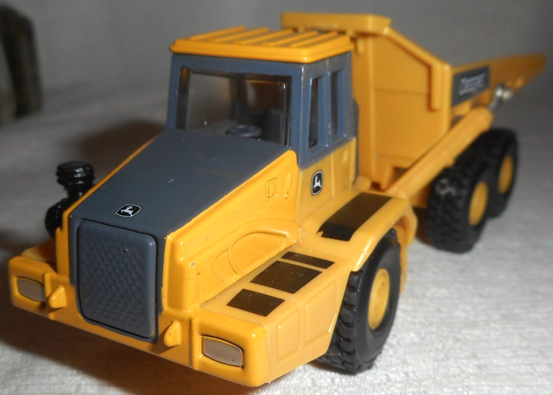 ERTL John Deere Articulated Dump Truck 5.5&Prime; Long 1/64 Scale Diecast Plastic READ