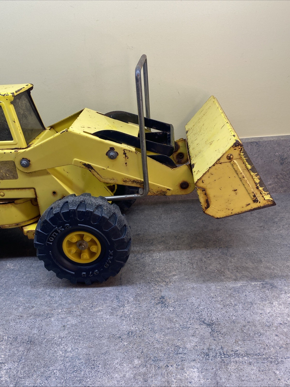 Vtg Tonka Front Loader Bulldozer Yellow Pressed Steel XMB-975 1970s
