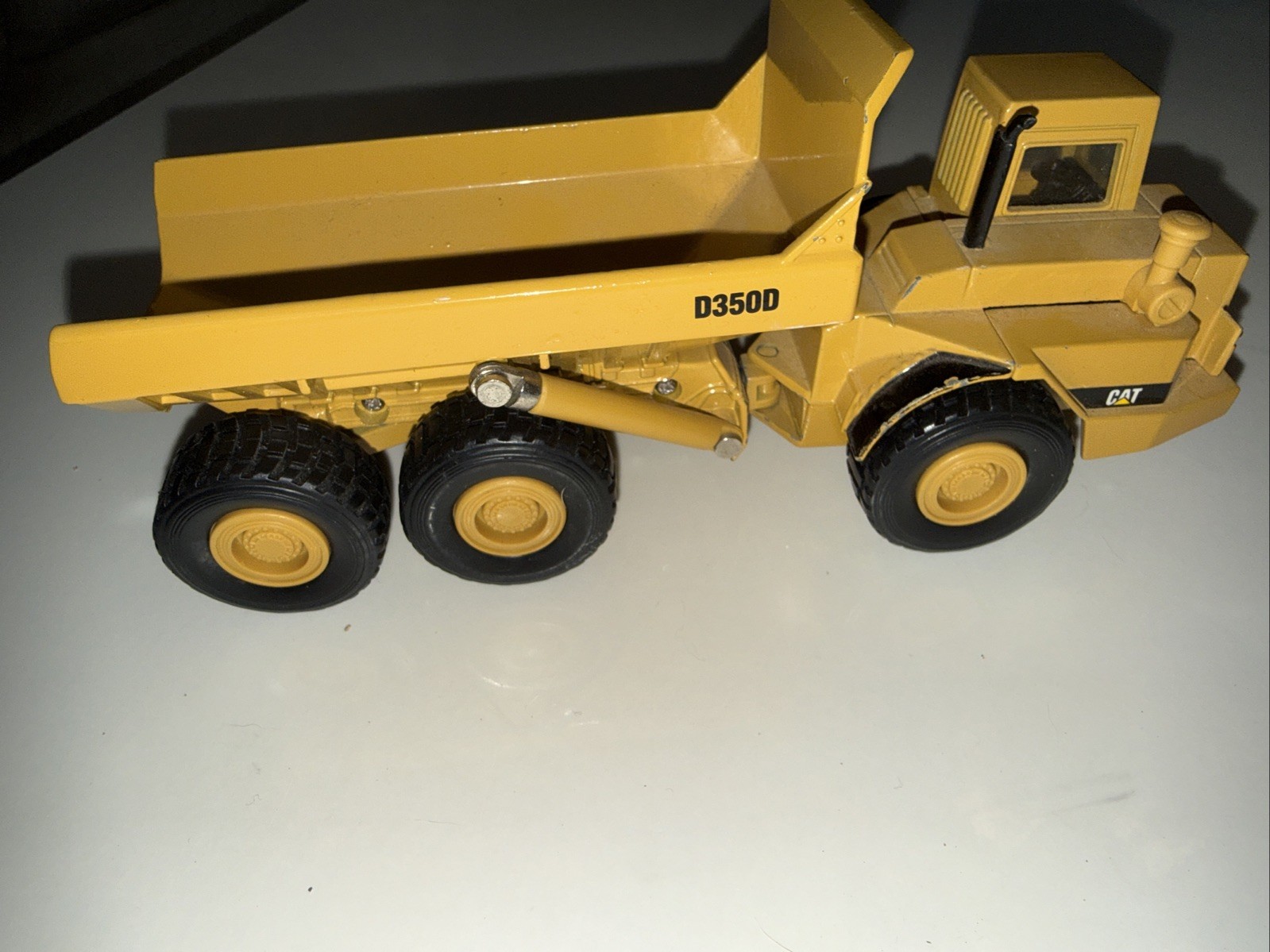 ERTL Caterpillar D350D Articulated Dump Truck Model 2431 1:50 Scale Collectible