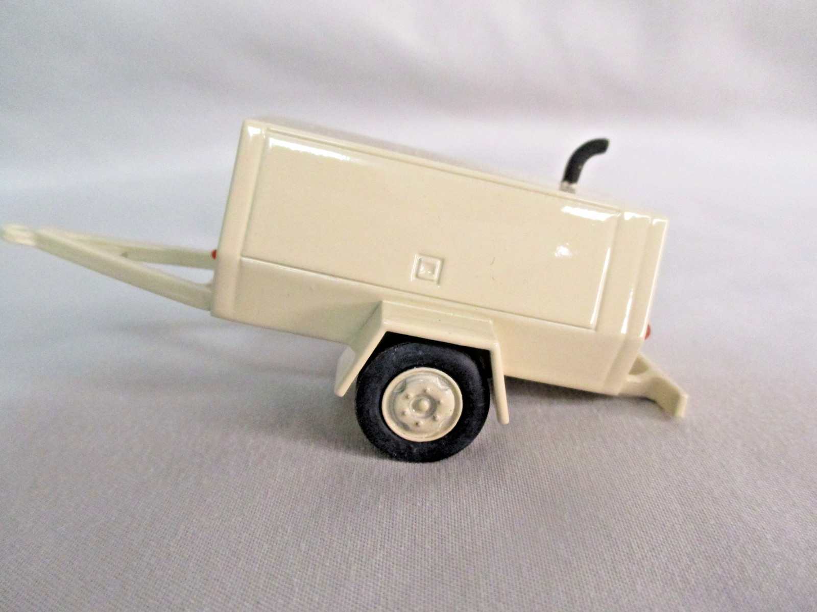 }MBM Model Portable Tow Air Compressor – white – 3D 1/48-1/50 scale (031-W)