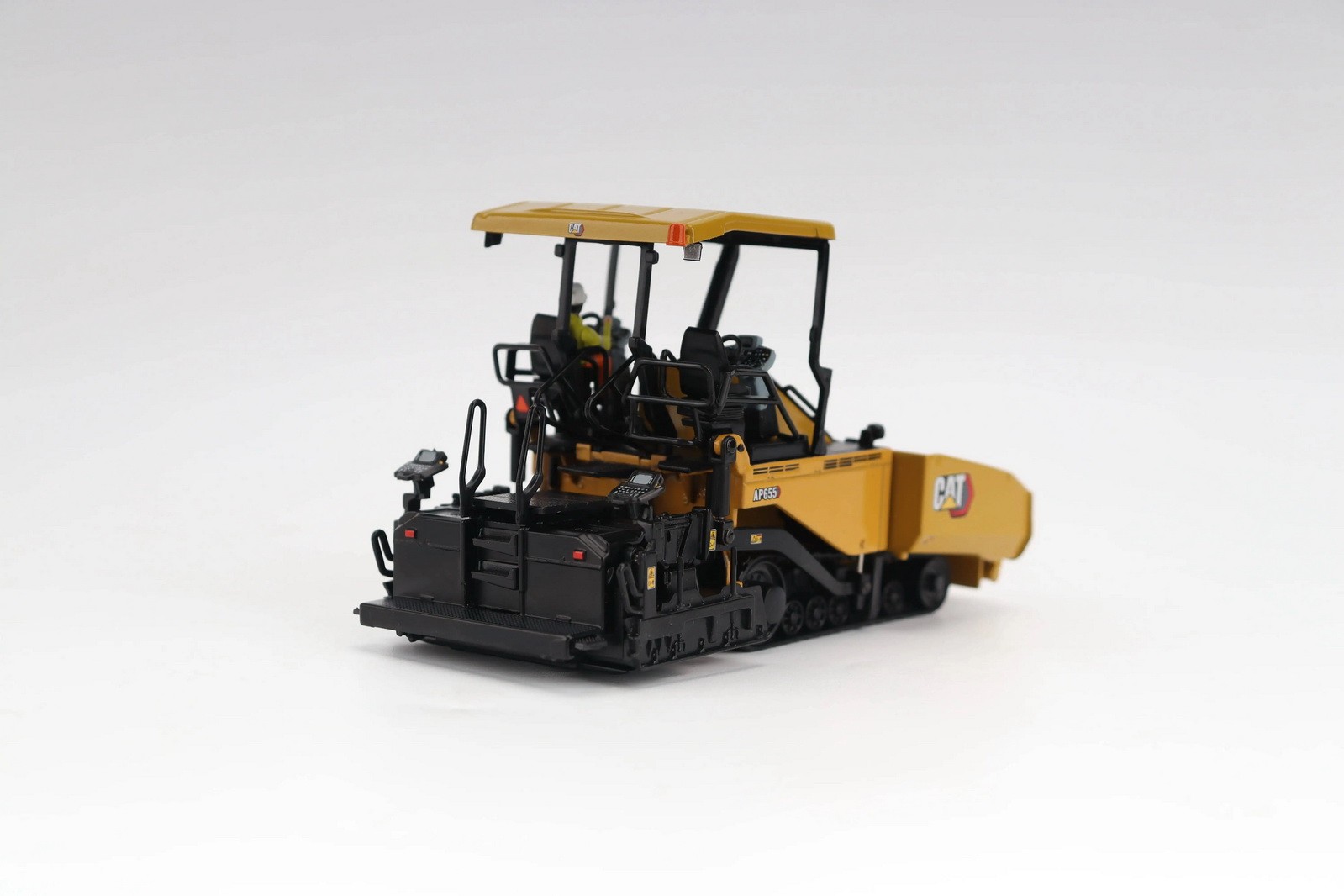 DM 1/50 Scale Cat AP655 Asphalt Paver Diecast Model Toy Gift NIB 85590MH